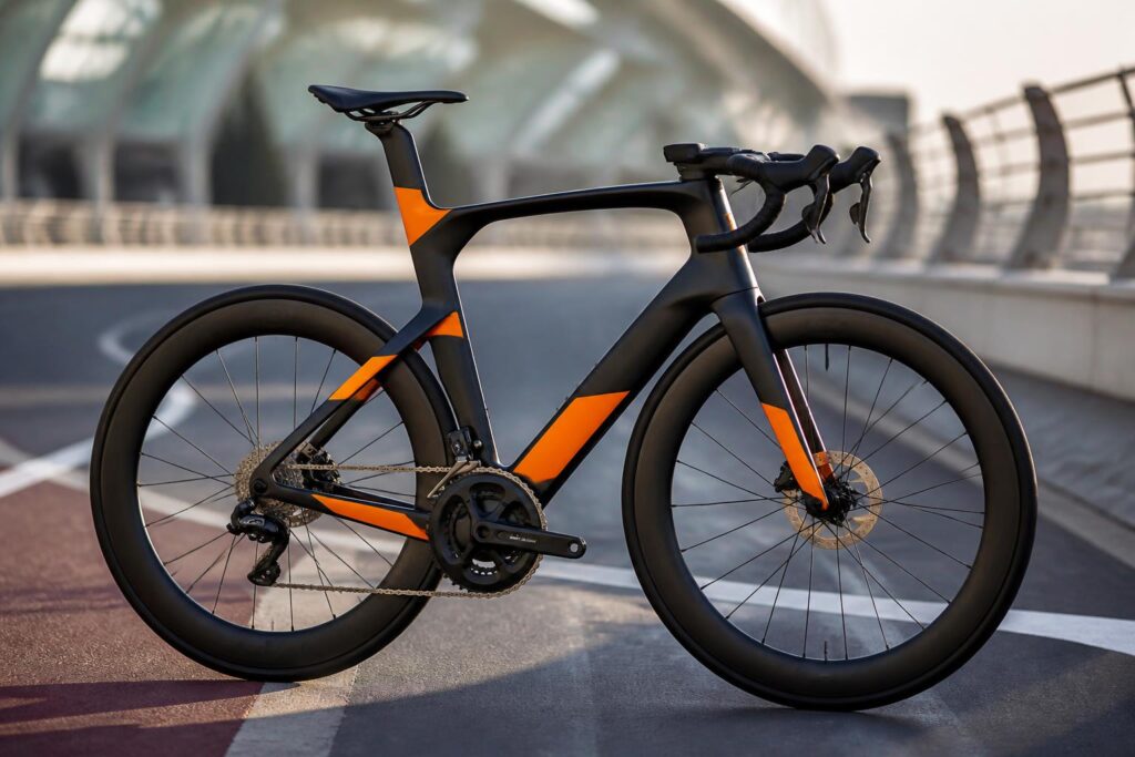 découvrez le vélo sponsorisé par mclaren, où l'innovation et la haute technologie révolutionnent la performance sur deux roues.