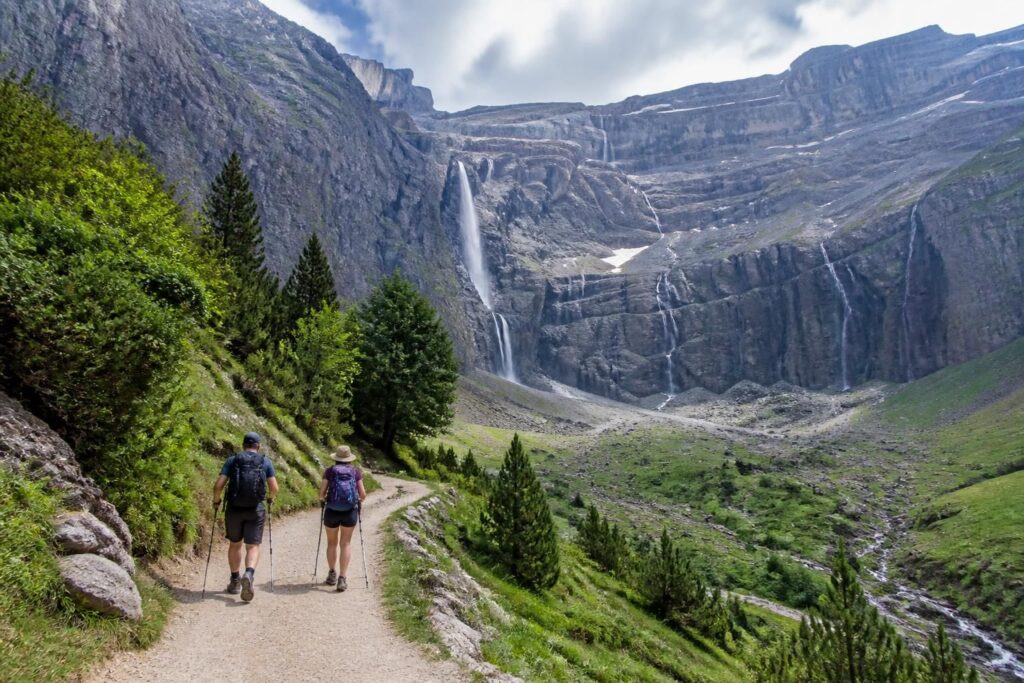 découvrez une randonnée facile au cirque de gavarnie avec une boucle accessible, admirez ses magnifiques cascades et suivez nos conseils pratiques pour une expérience inoubliable en montagne.
