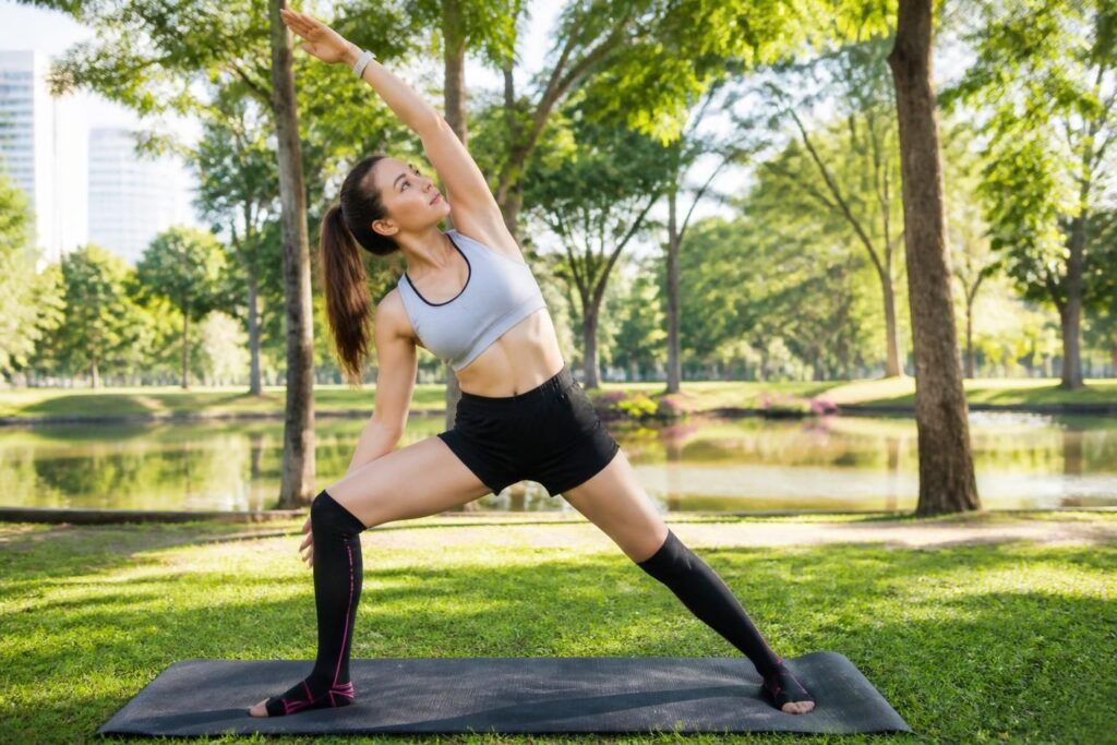 découvrez nos conseils pour faire du sport en toute sécurité avec des bas de contention, améliorer votre circulation et prévenir les blessures lors de vos activités physiques.